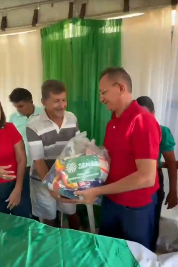 Entrega de cestas no Cocalinho (1).png