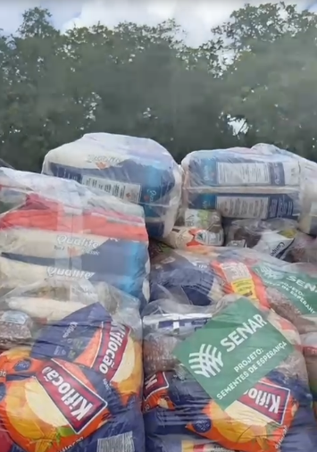 Entrega de cestas no Cocalinho (2).png